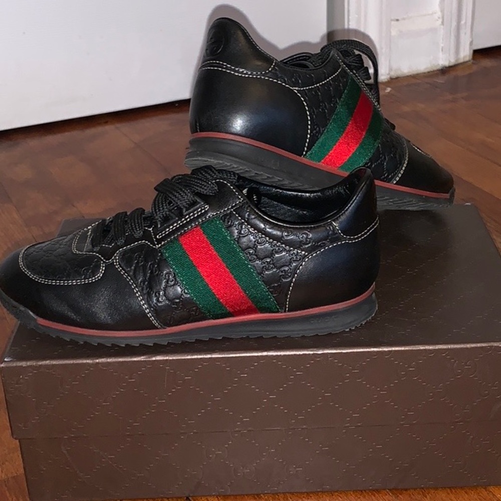 Women Gucci sneakers size 35 lightly worn.